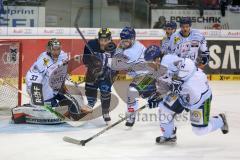 DEL - Eishockey - ERC Ingolstadt - Straubing Tigers - Brian Lebler (ERC 7) kommt nicht durch die Abwehr um Torwart Matt Climie (33 Straubing)