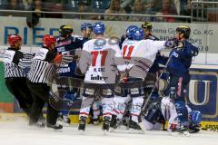 DEL - Eishockey - ERC Ingolstadt - Adler Mannheim - Saison 2015/2016 - Rauferei an der Bande - Brian Lebler (#7 ERC Ingolstadt) - Jared Ross (#42 ERC Ingolstadt) - Foto: Jürgen Meyer