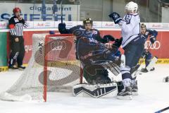 DEL - Eishockey - ERC Ingolstadt - Hamburg Freezers - Saison 2015/2016 - Benedikt Kohl (#34 ERC Ingolstadt) - Cal Heeter Torwart(#34 Hamburg) - Christoph Schubert (#13 Hamburg)  - Foto: Meyer Jürgen