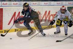 DEL - Eishockey - ERC Ingolstadt - Schwenninger Wild Wings - Saison 2015/2016 - Brandon Buck (#9 ERC Ingolstadt) - Andre Hult (#12 Schwenningen) - Foto: Jürgen Meyer