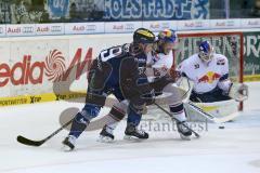 DEL - Eishockey - ERC Ingolstadt - EHC München Red Bull - Thomas Greilinger (ERC 39) mit einem Drehschuß zum Tor von Danny aus den Birken (EHC)