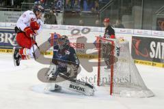 DEL - Eishockey - ERC Ingolstadt - Düsseldorfer EG - Saison 2015/2016 - Timo Pielmeier Torwart (#51 ERC Ingolstadt) - Olimb  Ken Andre #40 Düsseldorf - Foto: Meyer Jürgen