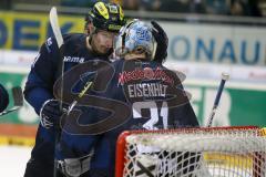 DEL - Eishockey - ERC Ingolstadt - Augsburger Panther - Saison 2015/2016 - Spieler klatschen ab bei Eisenhut Marco (#30 ERC Ingolstadt) - Tomas Kubalik (#81 ERC Ingolstadt) - Foto: Meyer Jürgen