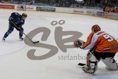 DEL - Eishockey - ERC Ingolstadt - Grizzlys Wolfsburg - Saison 2015/2016 - Jared Ross (#42 ERC Ingolstadt) vergibt Penalty - Brückmann Felix (#90 Wolfsburg) Torwart Wolfsburg - Foto: Jürgen Meyer