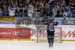 DEL - Eishockey - ERC Ingolstadt - Krefeld Pinguine - Saison 2015/2016 - David Elsner (#61 ERC Ingolstadt) bedankt sich bei den Fans - Foto: Jürgen Meyer