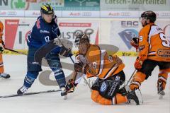 DEL - Eishockey - ERC Ingolstadt - Grizzlys Wolfsburg - Martin Davidek (ERC 12) zieht ab und trifft den Gegenspieler Mark Voakes 49