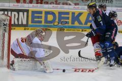 DEL - Eishockey - ERC Ingolstadt - Düsseldorfer EG - Saison 2015/2016 - Brian Lebler (#7 ERC Ingolstadt) - Niederberger Mathias Torwart (#35 Düsseldorf) -  Foto: Jürgen Meyer