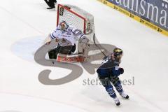 DEL - Eishockey - ERC Ingolstadt - Iserlohn Roosters - Saison 2015/2016 - Brandon McMillan (ERC Ingolstadt) - Pickard Chet Torwart (#34 Iserlohn) - Foto: Meyer Jürgen