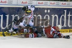 DEL - Eishockey - ERC Ingolstadt -Hamburg Freezers - Saison 2015/2016 - Marcel Müller (#40 Hamburg) checkt Brandon McMillan (ERC Ingolstadt) an der Bande - Foto: Meyer Jürgen