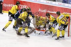 DEL - Eishockey - ERC Ingolstadt - Krefeld Pinguine - Saison 2015/2016 - Danny Irmen (#19 ERC Ingolstadt) - Patrick Galbraith Torwart (#31 Krefeld)  - Kyle Sonnenburg (#34 Krefeld)  - Foto: Meyer Jürgen