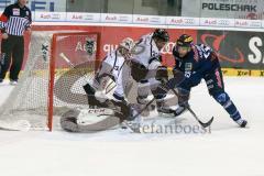 DEL - Eishockey - ERC Ingolstadt - Thomas Sabo Ice Tigers - Saison 2015/2016 - John Laliberte (#15 ERC Ingolstadt) - Tyler Beskorowany Torwart (#34 Ice Tigers) - Derek Joslin (#22 Ice Tigers) - Foto: Meyer Jürgen