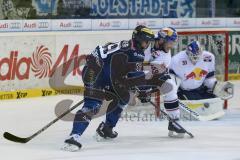 DEL - Eishockey - ERC Ingolstadt - EHC München Red Bull - Thomas Greilinger (ERC 39) mit einem Drehschuß zum Tor von Danny aus den Birken (EHC)