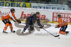 DEL - Eishockey - ERC Ingolstadt - Grizzlys Wolfsburg - Saison 2015/2016 - Brandon Buck (#9 ERC Ingolstadt) - Sharrow James (#3 Wolfsburg) - Haskins Tyler (#10 Wolfsburg) - Foto: Jürgen Meyer