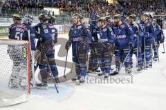 DEL - Eishockey - ERC Ingolstadt - Iserlohn Roosters - Saison 2015/2016 - Timo Pielmeier Torwart (#51 ERC Ingolstadt) - Die Spieler klatschen nach dem Spiel bei Timo Pielmeier Torwart (#51 ERC Ingolstadt) ab - Danny Irmen (#19 ERC Ingolstadt) - Thomas Gre