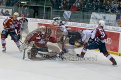 DEL - Eishockey - ERC Ingolstadt -Hamburg Freezers - Saison 2015/2016 - Brandon McMillan (ERC Ingolstadt) schiesst den 3:1 Führungstreffer - Cal Heeter Torwart(#34 Hamburg) - Mathieu Roy (#36 Hamburg)  - Christoph Schubert (#13 Hamburg)  - Foto: Meyer Jür