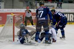 DEL - Eishockey - ERC Ingolstadt - Adler Mannheim - Saison 2015/2016 - Timo Pielmeier (#51 ERC Ingolstadt) bekommt das 0:3 Rheault Jonathan (#46 Mannheim) - Petr Taticek (#17 ERC Ingolstadt) - Benedikt Schopper (#11 ERC Ingolstadt) - Foto: Jürgen Meyer