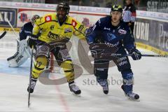 DEL - Eishockey - ERC Ingolstadt - Krefeld Pinguine - Saison 2015/2016 - Benedikt Schopper (#11 ERC Ingolstadt) - Hagos Yared (#19 Krefeld) - Foto: Jürgen Meyer