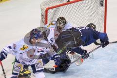 DEL - Eishockey - ERC Ingolstadt - Straubing Tigers - Saison 2015/2016 - John Laliberte (#15 ERC Ingolstadt) - Climie Matthew (#33 Straubing) - Foto: Jürgen Meyer