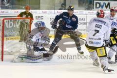 DEL - Eishockey - ERC Ingolstadt - Schwenninger Wild Wings - Saison 2015/2016 - Joey MacDonald Torwart (#35 Schwenningen) - John Laliberte (#15 ERC Ingolstadt) - Foto: Jürgen Meyer