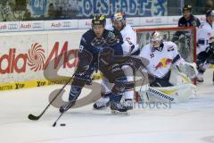 DEL - Eishockey - ERC Ingolstadt - EHC München Red Bull - Thomas Greilinger (ERC 39) mit einem Drehschuß zum Tor von Danny aus den Birken (EHC)