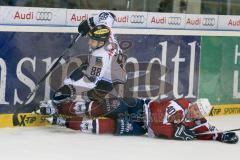 DEL - Eishockey - ERC Ingolstadt -Hamburg Freezers - Saison 2015/2016 - Marcel Müller (#40 Hamburg) checkt Brandon McMillan (ERC Ingolstadt) an der Bande - Foto: Meyer Jürgen