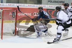 DEL - Eishockey - ERC Ingolstadt - Thomas Sabo Ice Tigers - Saison 2015/2016 - Brandon McMillan (ERC Ingolstadt) - schießt den 3:0 Führungstreffer - Andreas Jenike Torwart (29 Ice Tigers) - Foto: Meyer Jürgen