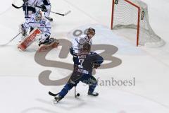 DEL - Eishockey - ERC Ingolstadt - Iserlohn Roosters - Saison 2015/2016 - Patrick McNeill (#2 ERC Ingolstadt) - Bassen Chad (#61 Iserlohn) - Pickard Chet Torwart (#34 Iserlohn) -  - Foto: Meyer Jürgen