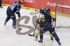 DEL - Eishockey - ERC Ingolstadt - Krefeld Pinguine - Saison 2015/2016 - Danny Irmen (#19 ERC Ingolstadt) - Benedikt Kohl (#34 ERC Ingolstadt) - Patrick Galbraith Torwart (#31 Krefeld)  - Foto: Meyer Jürgen