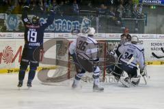 DEL - Eishockey - ERC Ingolstadt - Hamburg Freezers - Saison 2015/2016 - John Laliberte (#15 ERC Ingolstadt) schiesst den 1:0 Führungstreffer - Cal Heeter (#34 Hamburg Torwart) - Foto: Meyer Jürgen