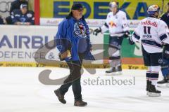 DEL - Eishockey - ERC Ingolstadt - EHC Red Bull München - Saison 2015/2016 - Ordner auf dem Eis beim reparieren des Tores - Akkuschrauber - Akku - Ordner - Foto: Jürgen Meyer