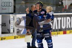 DEL - Eishockey - ERC Ingolstadt - Krefeld Pinguine - Saison 2015/2016 - Jared Ross (#42 ERC Ingolstadt) mit seinem Sohn nach dem Spiel - Foto: Jürgen Meyer