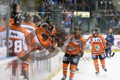 DEL - Eishockey - ERC Ingolstadt - Grizzlys Wolfsburg - Saison 2015/2016 - Abklatschen an der Bande nach dem 0:2 Führungstreffer von Hambly Timothy (#41 Wolfsburg) -  - Foto: Jürgen Meyer