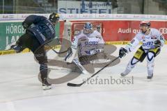 DEL - Eishockey - ERC Ingolstadt - Schwenninger Wild Wings - Saison 2015/2016 - Björn Barta (#33 ERC Ingolstadt) - Dimitri Pätzold Torwart (#32 Schwenningen) - Hannu Pikkarainen (#48 Schwenningen) - Foto: Meyer Jürgen