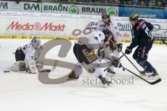 DEL - Eishockey - ERC Ingolstadt - Eisbären Berlin - Saison 2015/2016 - Vehanen Petri Torwart (#31 Berlin) - Haase Henry (#4 Berlin) - Petr Taticek (#17 ERC Ingolstadt) -  Foto: Meyer Jürgen