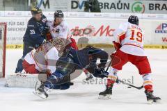 DEL - Eishockey - ERC Ingolstadt - Düsseldorfer EG - Saison 2015/2016 - John Laliberte (#15 ERC Ingolstadt) - Collins Robert (#19 Düsseldorf) -  Foto: Meyer Jürgen