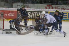 DEL - Eishockey - ERC Ingolstadt - Hamburg Freezers - Saison 2015/2016 - Timo Pielmeier Torwart (#51 ERC Ingolstadt) - Thomas Oppenheimer (#17 Hamburg) erziehlt den 5:5 Ausgleichstreffer,der allerdings nicht gegeben wurde - Patrick McNeill (#2 ERC Ingolst