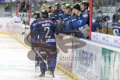 DEL - Eishockey - ERC Ingolstadt - Thomas Sabo Ice Tigers - Saison 2015/2016 - Abklatschen an der Bande nach dem 2:0 Führungstreffer von Brandon McMillan (ERC Ingolstadt) - Jubel - Patrick McNeill (#2 ERC Ingolstadt) - Foto: Meyer Jürgen