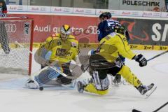 DEL - Eishockey - ERC Ingolstadt - Krefeld Pinguine - Saison 2015/2016 - Patrick Köppchen (#55 ERC Ingolstadt) - Klein Patrick (#29 Krefeld) Torwart Krefeld - St-Pierre Nicolas (#44 Krefeld) - Foto: Jürgen Meyer