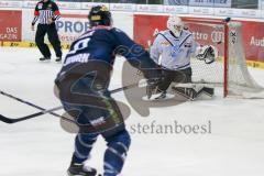 DEL - Eishockey - ERC Ingolstadt - Hamburg Freezers - Saison 2015/2016 - Brandon Buck (#9 ERC Ingolstadt) mit einem Schlagschuss - Cal Heeter (#34 Hamburg Torwart) - Foto: Meyer Jürgen