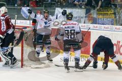 DEL - Eishockey - ERC Ingolstadt -Hamburg Freezers - Saison 2015/2016 - Brandon McMillan (ERC Ingolstadt) schiesst den 3:1 Führungstreffer - Cal Heeter Torwart(#34 Hamburg) - Mathieu Roy (#36 Hamburg)  - Christoph Schubert (#13 Hamburg)  - Brandon Buck (#