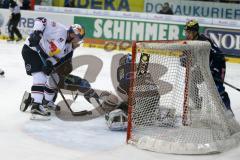 DEL - Eishockey - ERC Ingolstadt - EHC Red Bull München - Kastner Maximilian (#93 München) - Timo Pielmeier Torwart (#51 ERC Ingolstadt) - Saison 2015/2016 - Foto: Meyer Jürgen