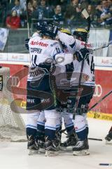 DEL - Eishockey - ERC Ingolstadt -Hamburg Freezers - Saison 2015/2016 - Brandon McMillan (ERC Ingolstadt) schiesst den 3:1 Führungstreffer - Benedikt Schopper (#11 ERC Ingolstadt) - Dustin Friesen (#14 ERC Ingolstadt) -  Jubel - Foto: Meyer Jürgen