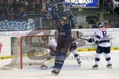 DEL - Eishockey - ERC Ingolstadt - EHC München Red Bull - Petr Taticek (ERC 17) trifft zum Ausgleich 1:1 Tor Jubel, Torwart Danny aus den Birken (EHC) ohne Chance (EHC)