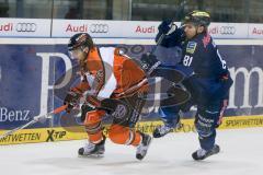 DEL - Eishockey - ERC Ingolstadt - Grizzlys Wolfsburg - Saison 2015/2016 - Reiss Andre (#96 Wolfsburg) - Tomas Kubalik (#81 ERC Ingolstadt) - Foto: Jürgen Meyer