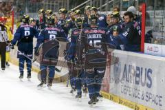 DEL - Eishockey - ERC Ingolstadt - Krefeld Pinguine - Saison 2015/2016 - Abklatschen an der Bande nach dem 3:0 Führungstreffer von Brandon Buck (#9 ERC Ingolstadt) - John Laliberte (#15 ERC Ingolstadt) - Foto: Meyer Jürgen