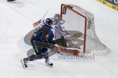 DEL - Eishockey - ERC Ingolstadt - Iserlohn Roosters - Saison 2015/2016 - Brandon McMillan (ERC Ingolstadt) - Pickard Chet Torwart (#34 Iserlohn) - Foto: Meyer Jürgen