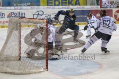 DEL - Eishockey - ERC Ingolstadt - Iserlohn Roosters - Saison 2015/2016 - Brian Lebler (#7 ERC Ingolstadt) - Lange Mathias Torwart (#24 Iserlohn) - Orendorz Dieter (#62 Iserlohn) - Foto: Jürgen Meyer