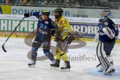 DEL - Eishockey - ERC Ingolstadt - Krefeld Pinguine - Saison 2015/2016 - Hagos Yared (#19 Krefeld) - Patrick Köppchen (#55 ERC Ingolstadt)im Zweikampf - Timo Pielmeier (#51 ERC Ingolstadt) - Foto: Jürgen Meyer