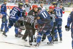 DEL - Eishockey - ERC Ingolstadt - Kölner Haie - Saison 2015/2016 - Benedikt Schopper (#11 ERC Ingolstadt) - Per Aslund (#22 Köln) bei einer Rangelei - Foto: Meyer Jürgen