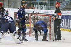 DEL - Eishockey - ERC Ingolstadt - EHC Red Bull München - Saison 2015/2016 - Ordner auf dem Eis beim reparieren des Tores - Akkuschrauber - Akku - Ordner - Foto: Jürgen Meyer